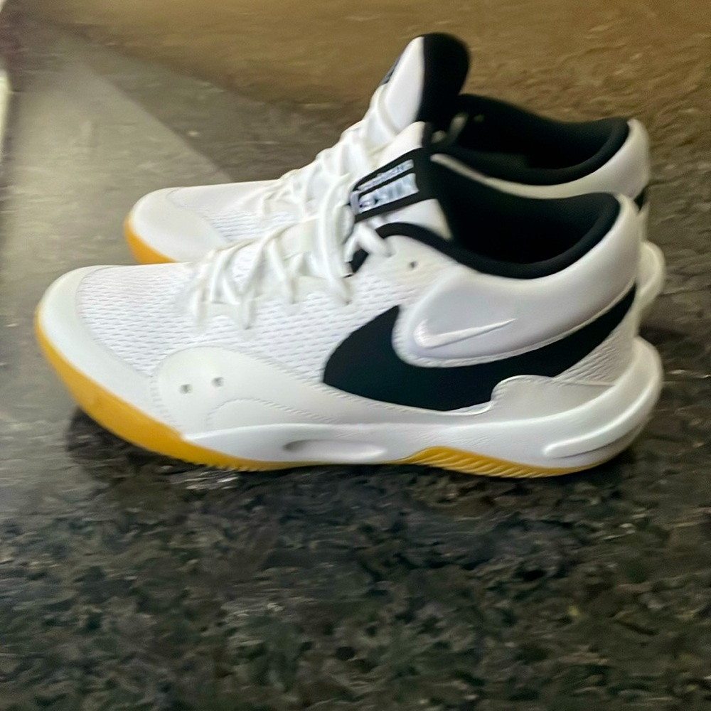 Nike Unisex M7/W8.5 🏐Volleyball sneaker